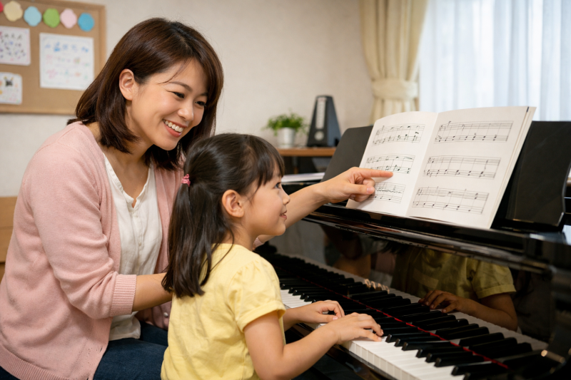 親子でピアノを楽しむ様子